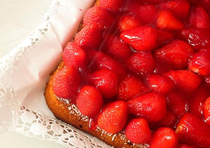 strawberry cake with sugar-free cream